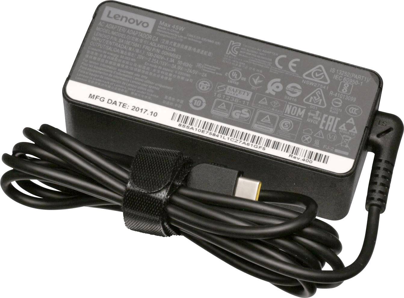 Ein Lenovo-Netzteil mit einem USB-C-Anschluss und einem Etikett mit technischen Spezifikationen und Prüfzeichen.