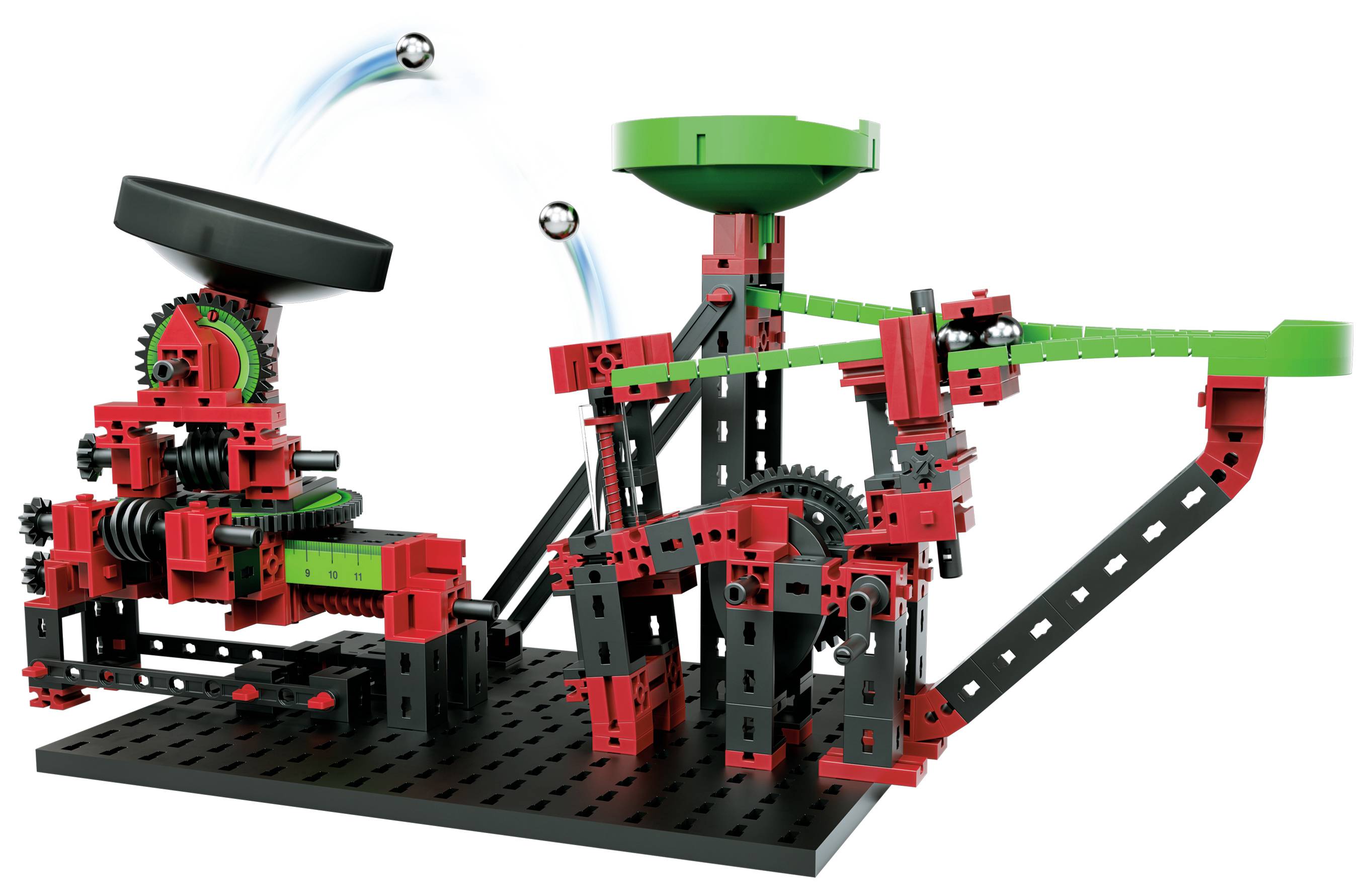 Eine mechanische Kugelbahn aus roten und schwarzen Bauteilen, bei der eine Kugel über eine Rampe schießt und in einen Trichter fällt.