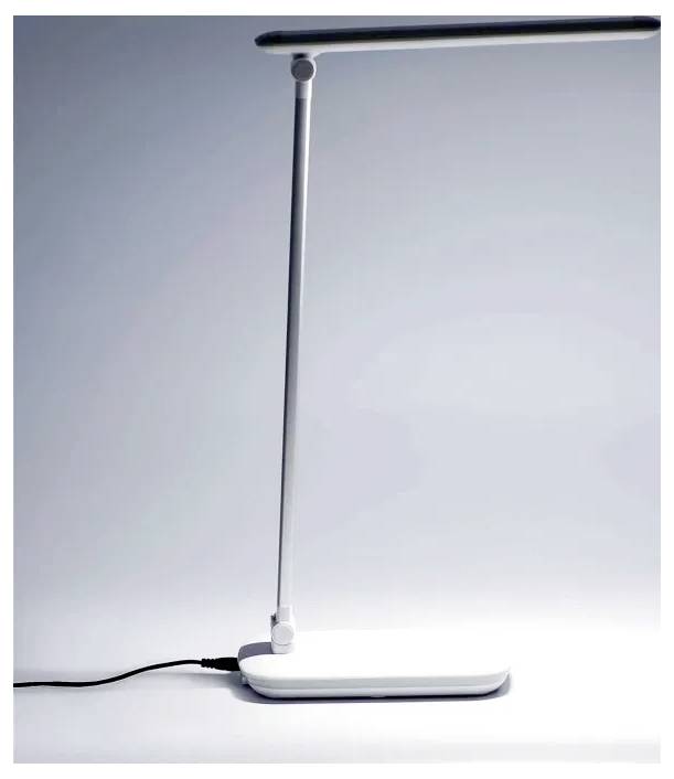 Eine elegante, moderne Schreibtischlampe mit schlankem Fuß und verstellbarem Arm, die helles, gleichmäßiges Licht ausstrahlt.