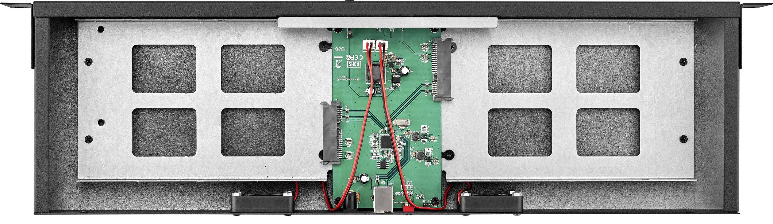 Innenansicht eines elektronischen Geräts mit einer grünen Leiterplatte in der Mitte, umgeben von Metallkomponenten.