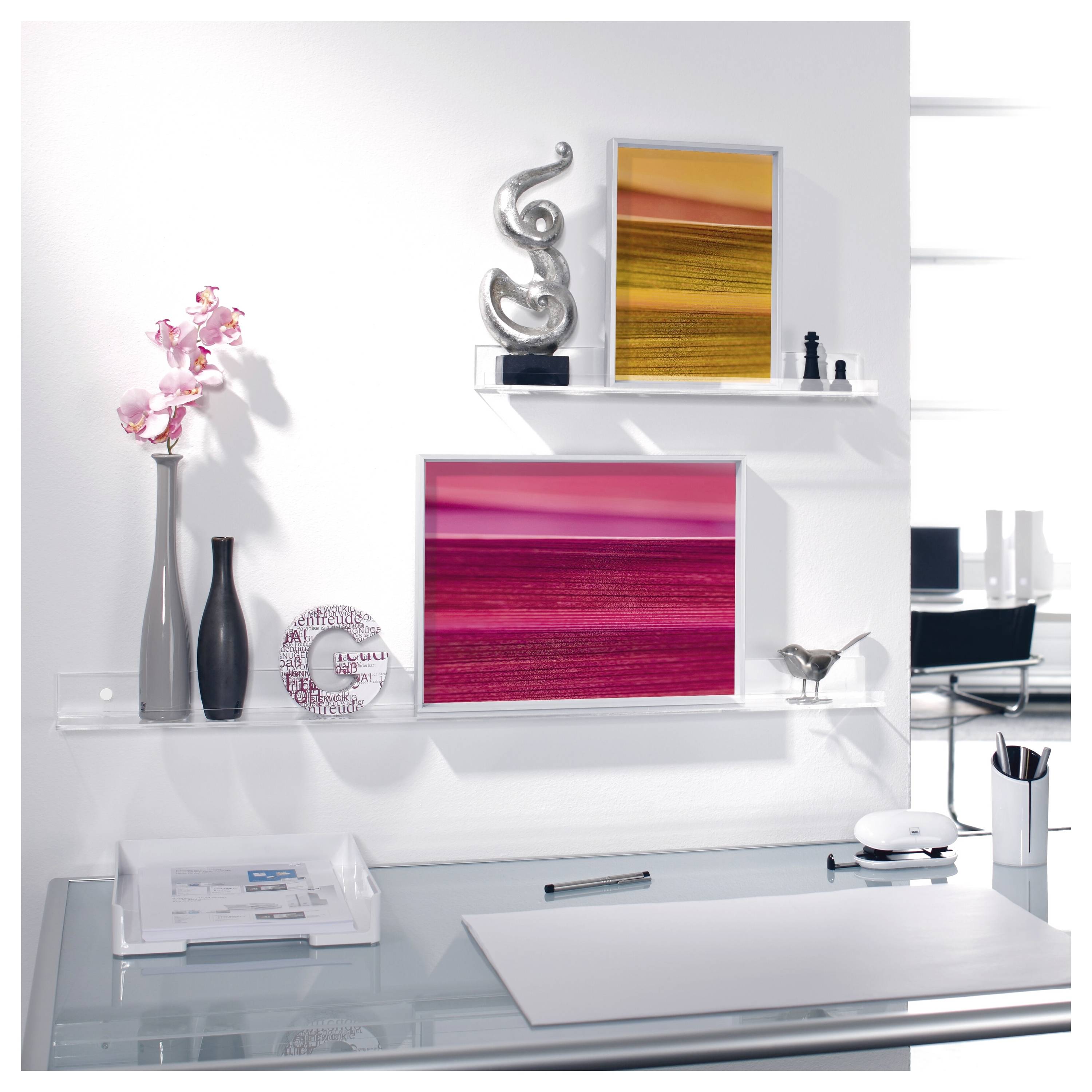 Modernes weißes Büro mit Glassschreibtisch, Wandregalen, abstrakten gerahmten Kunstwerken, Vasen mit Blumen und minimalistischer Einrichtung.