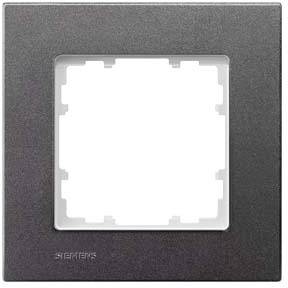 Quadratischer schwarzer Schalterrahmen mit einem Innenausschnitt, graue Oberfläche.