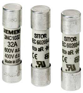 Drei zylinderförmige Sicherungen mit metallischen Enden. Beschriftung zeigt 'Siemens', Spannung (600V a.c.), Stromstärke (32A), und herstellungsbezogene Details.