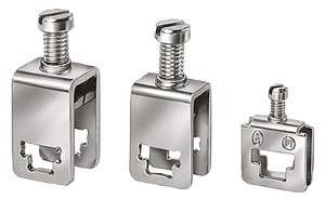 Drei silberne Metallklammern in verschiedenen Größen mit Schrauben zur Befestigung von Drähten oder Blechen.