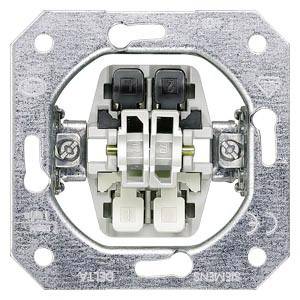 Metallschalter ohne Abdeckung, zeigt innere elektrische Anschlüsse und Schraubenbefestigungen. Geeignet für eine vertiefte Installation.