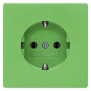 Grüne Wandsteckdose der Marke Siemens, europäischer Standard mit zwei Stecköffnungen und Erdung.