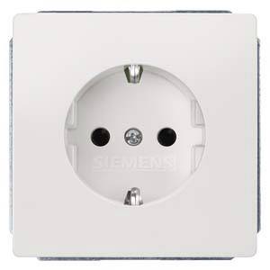 Weiße Steckdose von vorne, Typ F, für Schukostecker, mit Erdungsstiften und Markenname in der Mitte.