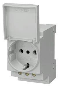 Abbildung einer offenen Steckdose zur Wandmontage mit Schutzabdeckung oben, drei Öffnungen für Steckerstifte sichtbar.