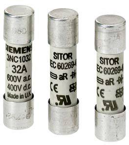 Drei weiße Sicherungen mit Metallkappen, beschriftet mit '32A, 600V a.c., 400V d.c.'. Verwendung in elektrischen Geräten zur Sicherheit.