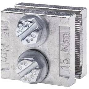 Metallischer Verbinderblock mit zwei Schrauben, geeignet für elektrische Verbindungen oder Erdung. Rechteckige Form und geriffelte Seiten.
