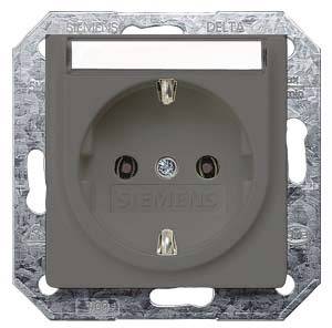 Graue Steckdose von Siemens Delta mit rundem Design, zwei Schlitzen und Schutzkontakt. Montiert auf einer quadratischen Metallplatte.
