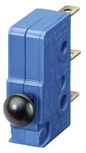 Ein blauer Mikroschalter mit drei Metallanschlüssen, der in mechanischen und elektronischen Geräten zur Steuerung eingesetzt wird.