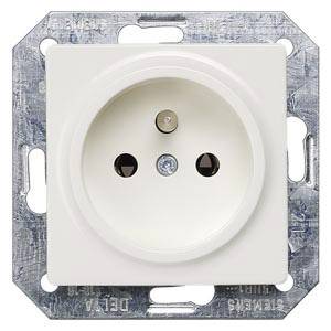 Nahaufnahme einer Wandsteckdose, rechteckige Metallplatte, mit zwei Löchern und einem Erdungskontakt in der Mitte.