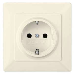Deutsche Steckdose mit zwei Löchern und Schutzkontakt in einem weißen Rahmen.