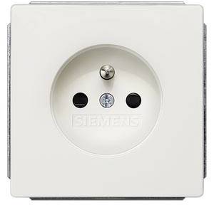 Weiße Steckdose von Siemens, frontal fotografiert, mit zwei Stecklöchern und einer Schutzkontaktbuchse in der Mitte.