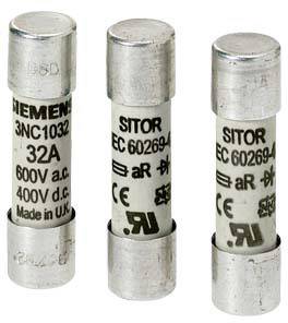 Drei elektrische Sicherungen, mit Beschriftung, die Nennstrom, Spannung und Hersteller anzeigen. Hauptsächlich für Sicherheitsanwendungen.