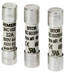 Drei zylinderförmige Sicherungen aus Metall und Keramik mit Aufschriften 'Siemens', 'SITOR', elektrischen Spezifikationen und Zertifizierungen.