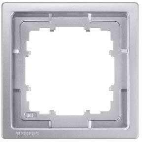 Ein quadratischer, silberfarbener Rahmen einer Steckdose oder Schalter, aus Kunststoff, mit sichtbarer Markenkennzeichnung unten links.