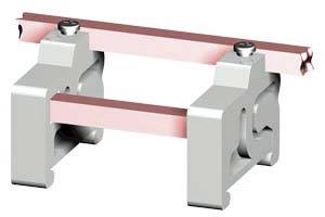 Ein metallisches Spannsystem mit zwei Halterungen und einer Klemme, zur Befestigung von rechteckigen Objekten, vor weißem Hintergrund.