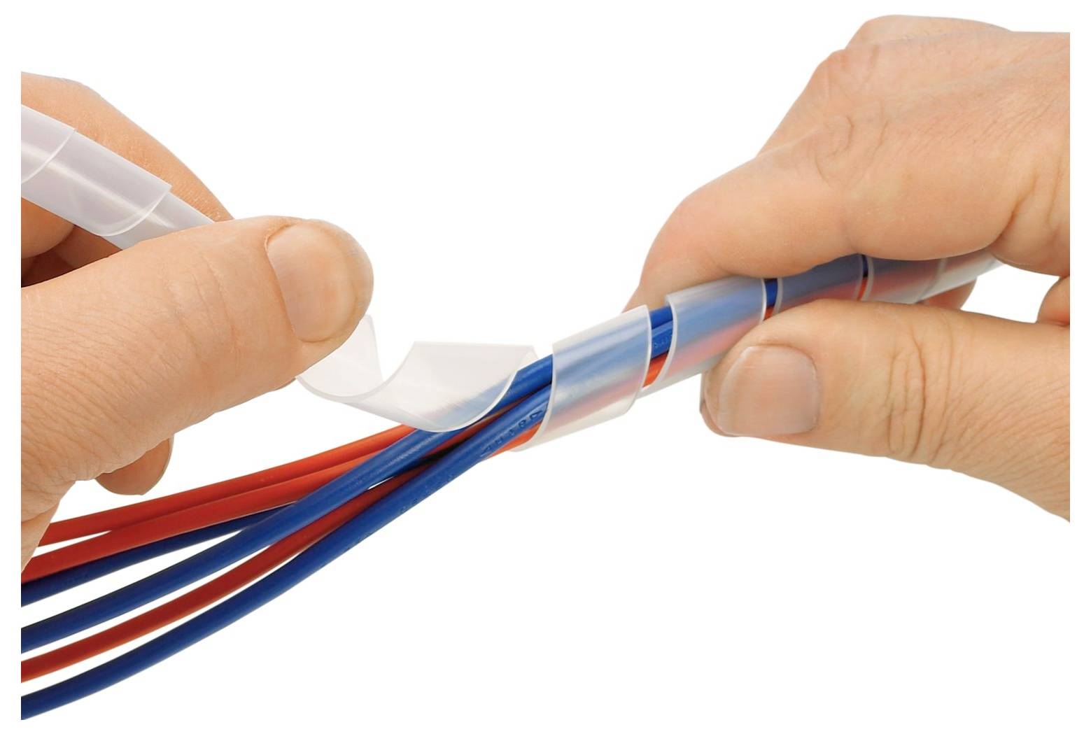 Hände wickeln eine Gruppe von roten und blauen Elektrokabeln mit einer durchsichtigen Spiralbindung ein, um sie zu organisieren und zu schützen.