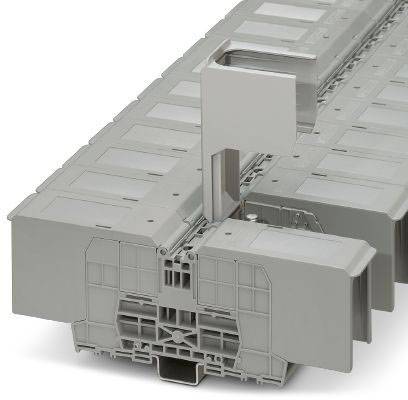 Ein grauer modularer Kabelkanal mit abnehmbarem Deckel und seitlichen Etikettenkästchen für die geordnete Kabelverlegung.