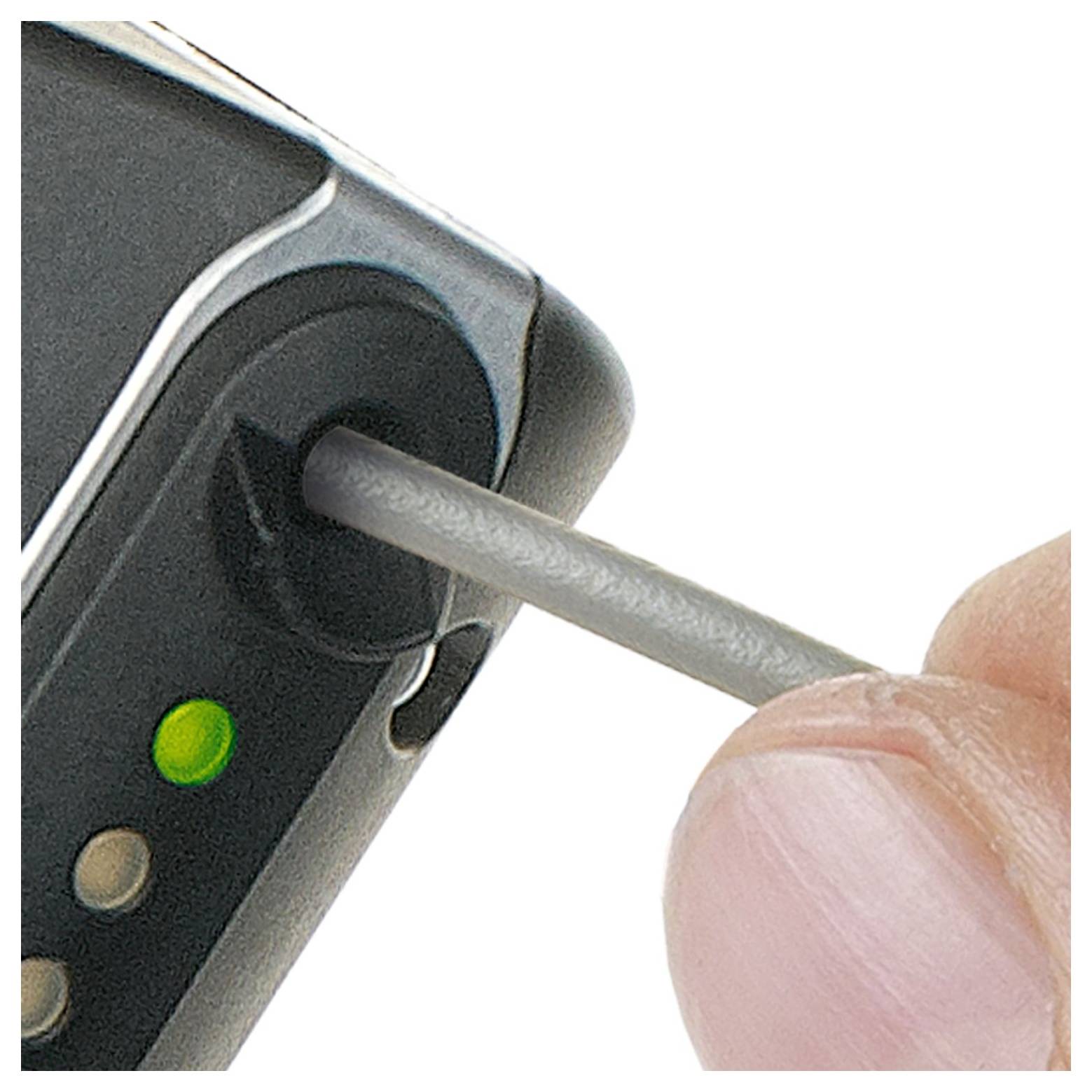 Nahaufnahme einer Hand, die ein kleines Werkzeug in den Seitenport eines Geräts einführt, wobei Anzeigelampen sichtbar sind.