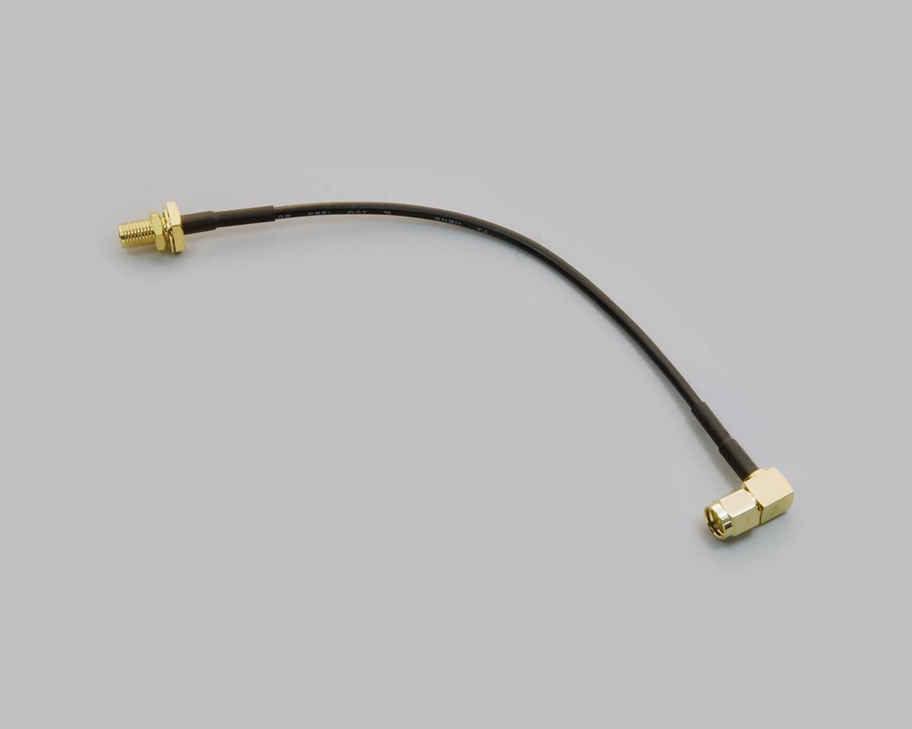 Ein kurzes Koaxialkabel mit einem geraden und einem abgewinkelten SMA-Stecker. Ideal für Funkanwendungen und Antennenverbindungen.