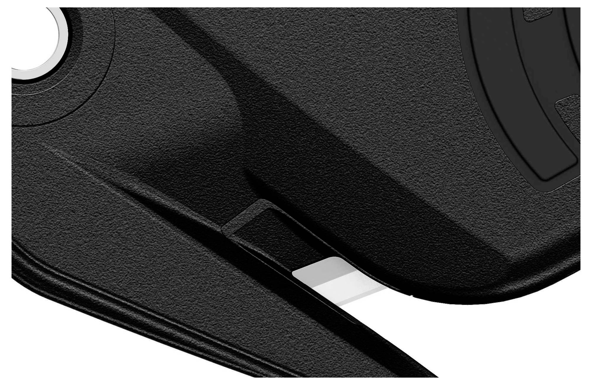 Nahaufnahme eines schwarzen, strukturierten Oberflächenmaterials mit diagonalen Linien und einer weißen Linie darunter.