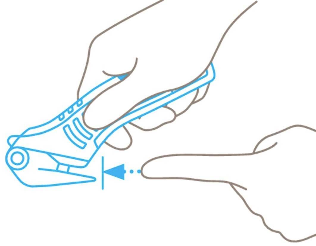 Hand hält ein Gerät zum Abisolieren von Drähten und zeigt, wie ein Draht abgeschnitten wird.