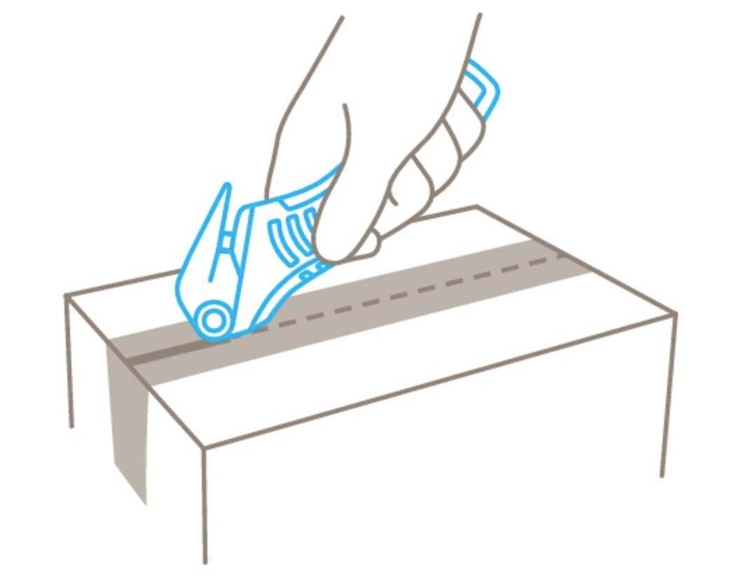 Eine Hand schneidet mit einem Sicherheitsschneider ein Klebeband auf einem Karton.