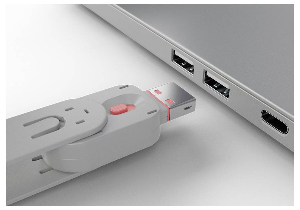 Nahaufnahme eines USB-Sticks, der in einen USB-Anschluss eines Laptops neben einer Kopfhörerbuchse eingeführt wird.