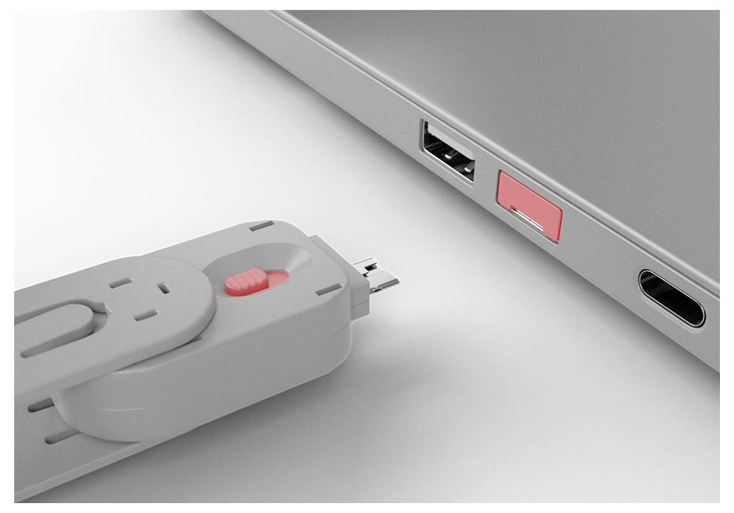 Ein USB-Speicherstick wird in einen USB-Anschluss eines Laptops neben einem anderen besetzten Anschluss eingesteckt.