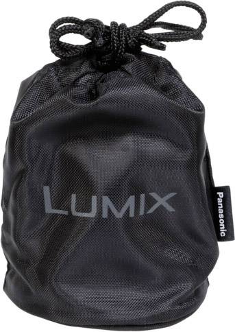 Schwarzer Stoffbeutel mit Aufschrift 'LUMIX' und seitlichem Label 'Panasonic'. Beutel ist zugezogen und steht aufrecht.