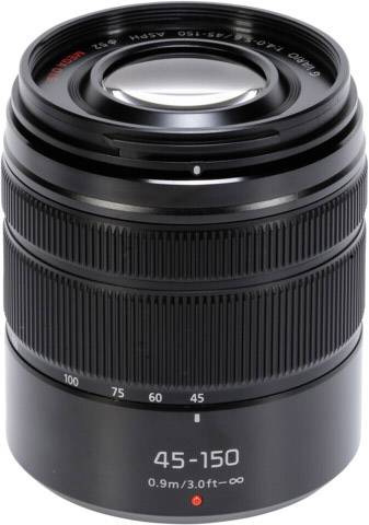 Schwarzes Kameraobjektiv mit Zoom- und Fokusring, Markierung von 45-150 mm und minimalem Fokusabstand von 0,9 m.