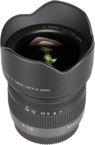Weitwinkelobjektiv mit Blende f/4, Brennweite 7-14 mm, schwarzes Gehäuse und Linsenschutz. Ideal für Landschaftsaufnahmen.