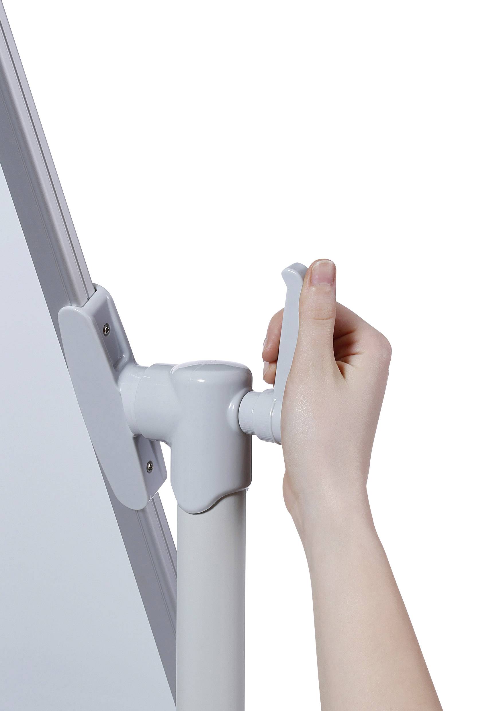 Eine Hand dreht den Griff eines Klappmechanismus an einem Stativ oder Whiteboard, um die Höhe oder den Winkel zu verstellen.