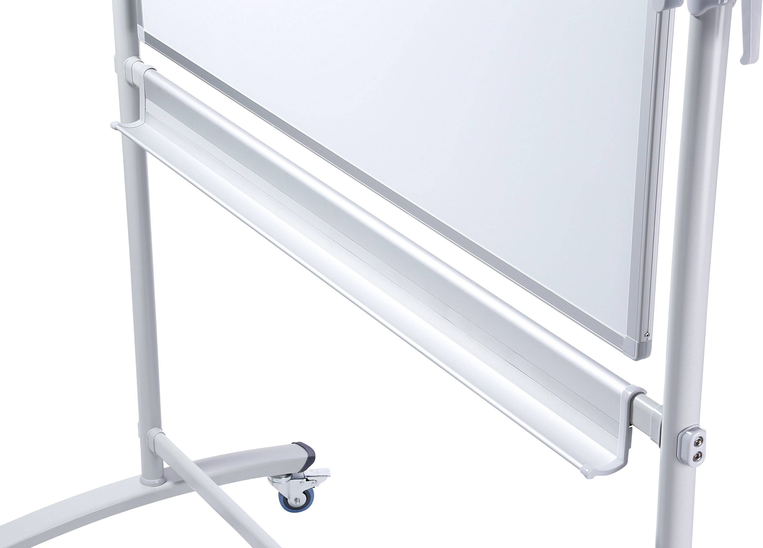 Ein fahrbares Whiteboard auf Rollen, das seitlich von unten gezeigt wird, fokussiert auf die Stange zum Halten von Stiften.