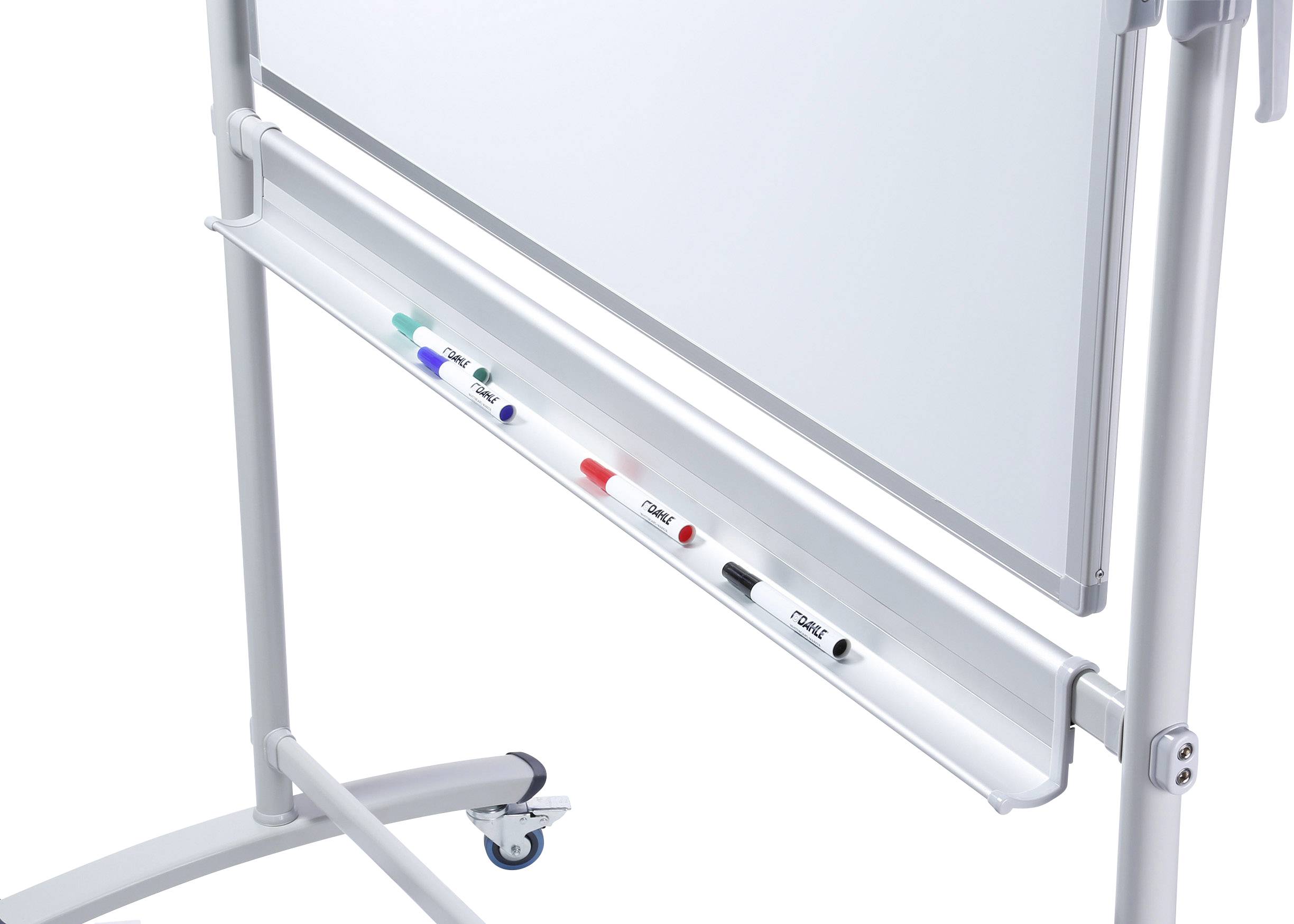 Ein höhenverstellbares Whiteboard auf Rollen mit einer Ablageschale für Marker in verschiedenen Farben.