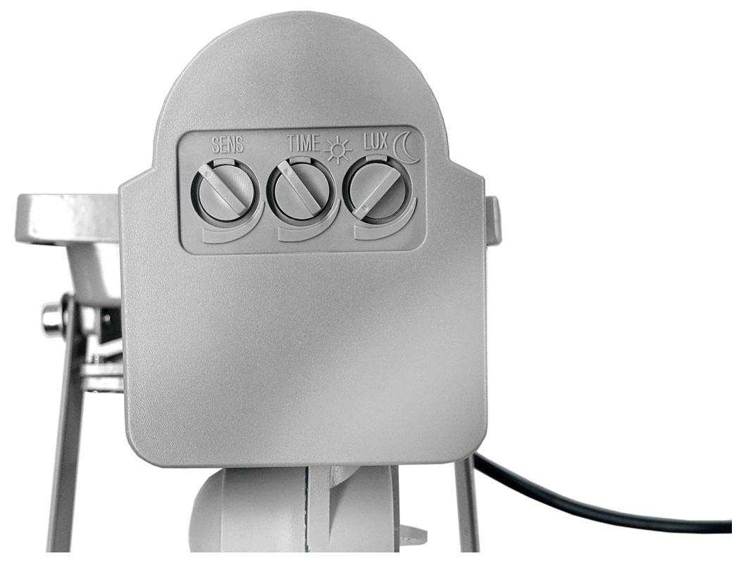 Ein grauer Bewegungsmelder mit drei einstellbaren Drehreglern, beschriftet mit 