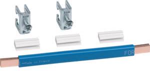 Blauer Kupferverbinder mit zwei Befestigungsklammern und zwei weißen Abdeckungen, zum Anschluss elektrischer Komponenten.