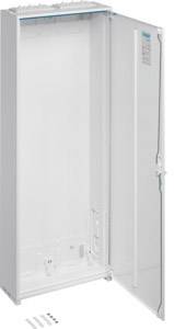 Weißer, leerer, aufrechter Schrank mit geöffneter Tür; innen und außen schlicht gestaltet, mit minimalistischen Details.