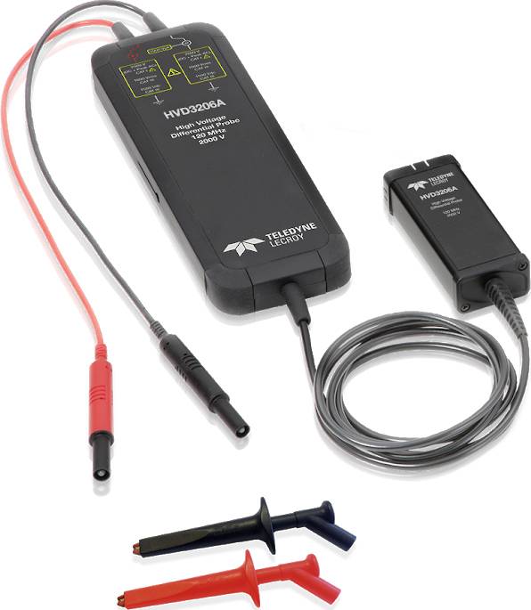 Hochspannungsmessgerät mit zwei Sonden und Kabeln. Verschiedene Klemmen in Rot und Schwarz unten abgebildet. Von Teledyne LeCroy.