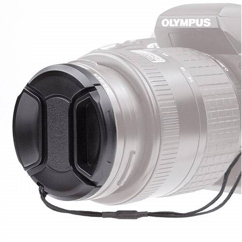 Digitalkamera mit Olympus-Logo und anscheinend einem Standardobjektiv, mit einer angehängten Objektivkappe zum Schutz.