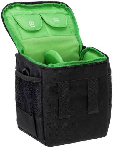 Eine offene schwarze Kameratasche mit grünem Innenfutter, zeigt Innenfächer und Netztaschen an den Seiten zur Organisation von Zubehör.
