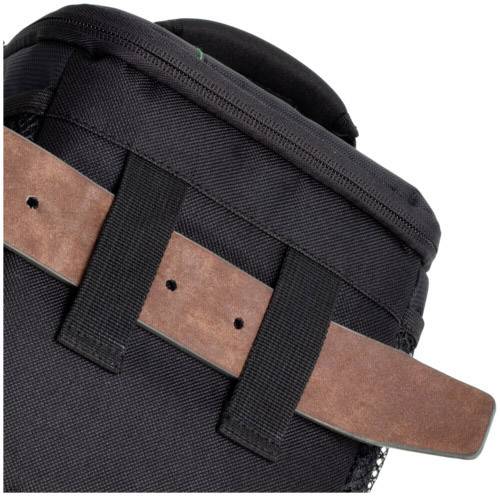 Eine schwarze Tasche mit braunem Ledergriff, geeignet für Reisen oder Aufbewahrung.