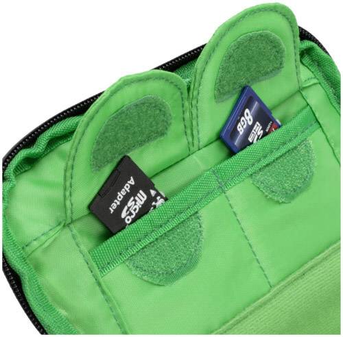 Grüne Tasche mit zwei SD-Karten und einer microSD-Karte im Inneren, auf einem Tisch liegend.