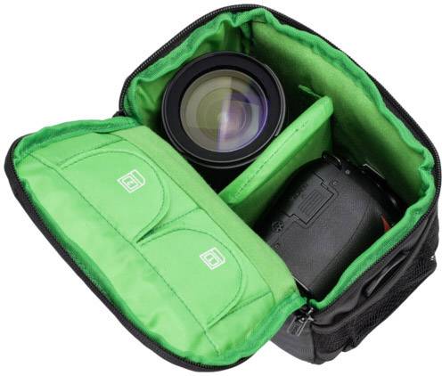 Digitalkamera in einer schwarz-grünen Tasche, geöffnet, zeigt Objektiv und Kameragehäuse.