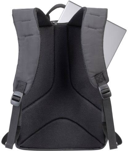 Ein schwarzer Rucksack mit gepolsterten Trageriemen zeigt einen Laptop, der oben aus dem Rückenteil herausragt.