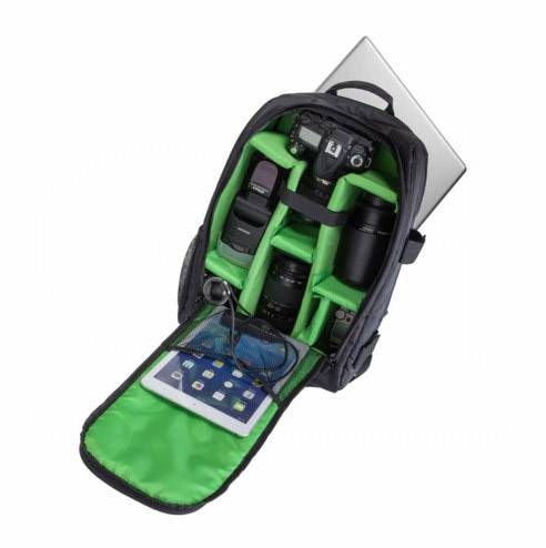Kamerarucksack mit gepolsterten Fächern, die mit einer Kamera, Objektiven und Zubehör gefüllt sind. Ein Tablet steckt in der Vorderklappe.