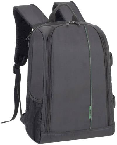 Ein schwarzer Rucksack mit grünen Akzenten, zwei gepolsterten Schulterriemen und mehreren Reißverschlussfächern.